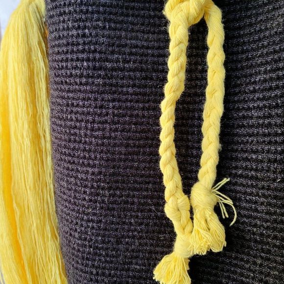 Wayuu
handmade bag with large tassel solid colors mochila yellow black - Picture 4 of 5